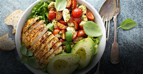 Un plato variado con diferentes preparaciones de pollo saludable