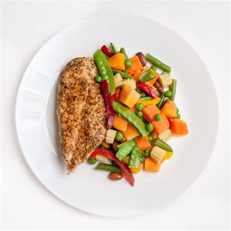 Plato de pollo asado con vegetales al vapor