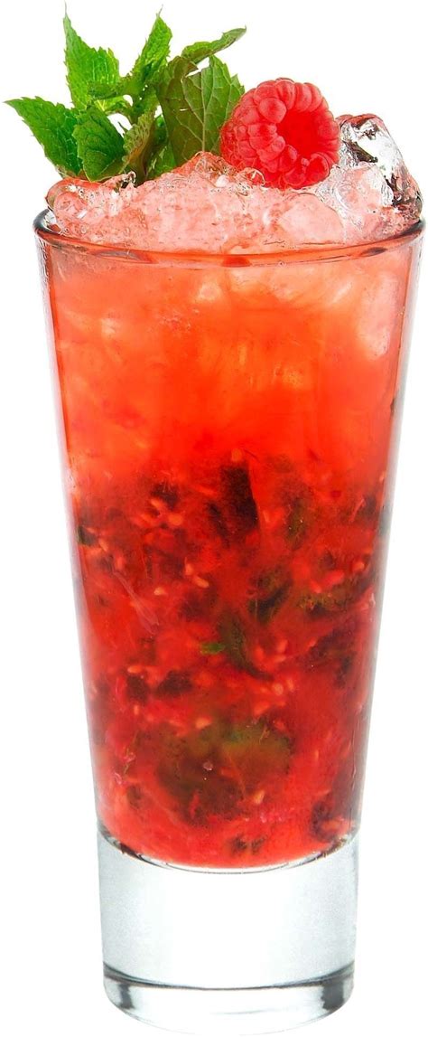 Mojito de frambuesa con cerveza, vista de cerca con hielo y decoración