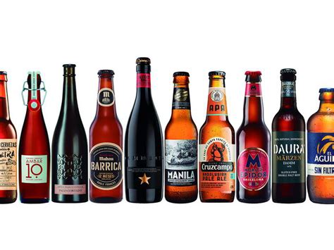 Variedad de cervezas tipo Lager en botellas y vasos