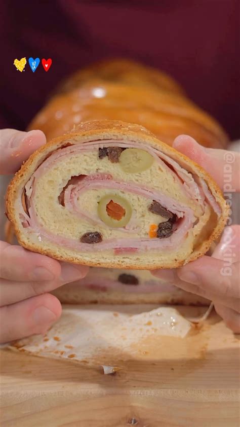 Primer plano de los ingredientes clave: pan duro, papelón, especias, queso blanco rallado y pasas.