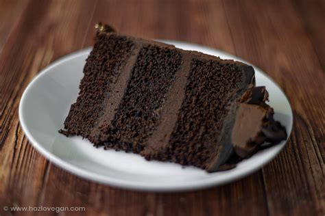 Torta de chocolate vegana, cortada en porciones, espolvoreada con azúcar glass.