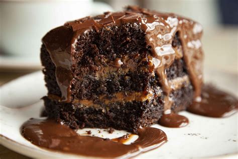Manos batiendo la mezcla de una torta de chocolate en un bol.