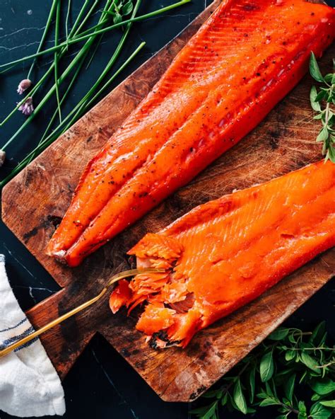 Comparación visual de salmón ahumado en frío y en caliente