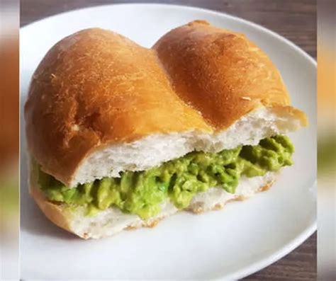 Fotografía apetitosa de una marraqueta con palta.