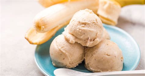 fotografía de un helado casero de plátano y cacao con trozos de fruta fresca