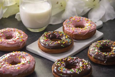 Foto de donas recién glaseadas con chocolate sobre una rejilla