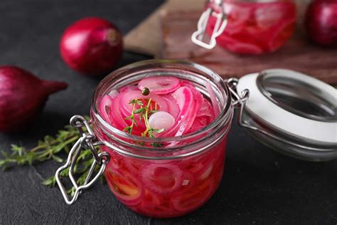 Foto detallada de las cebollas sofriéndose para el escabeche