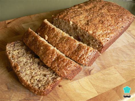 Foto de queque de plátano con harina de avena y yogur recién horneado y cortado en rebanadas