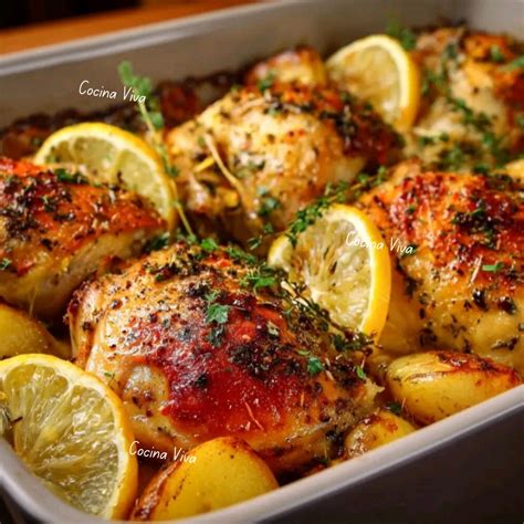 Pollo siendo dorado en una cazuela con aceite