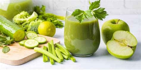 Ilustración de ingredientes frescos para jugos verdes: zanahoria, espinaca, perejil, limón y piña.