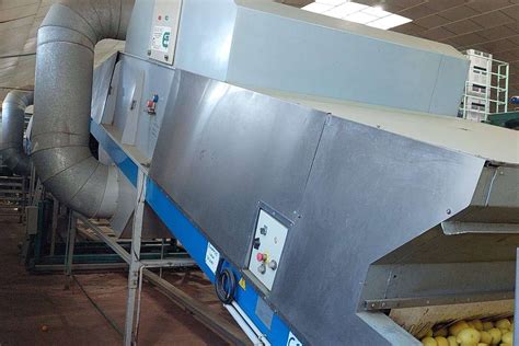 Túnel de secado con ventiladores, por donde pasan las manzanas en cintas transportadoras.