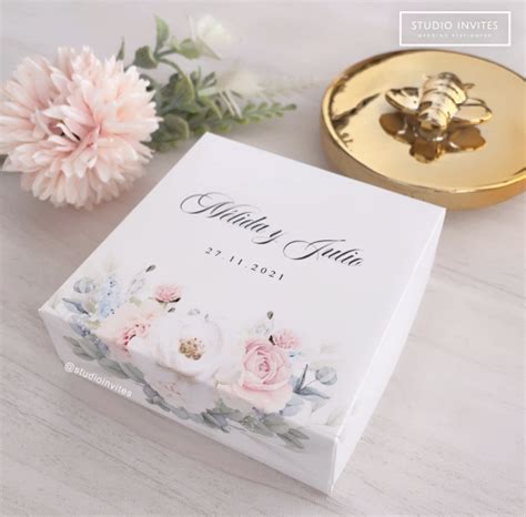 Diseño de caja para torta de boda elegante con detalles dorados.