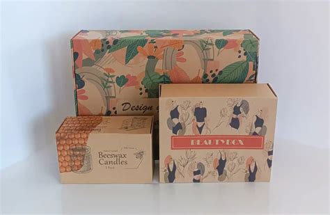 Imagen de varias cajas de pastelería personalizadas con diferentes logotipos y diseños.