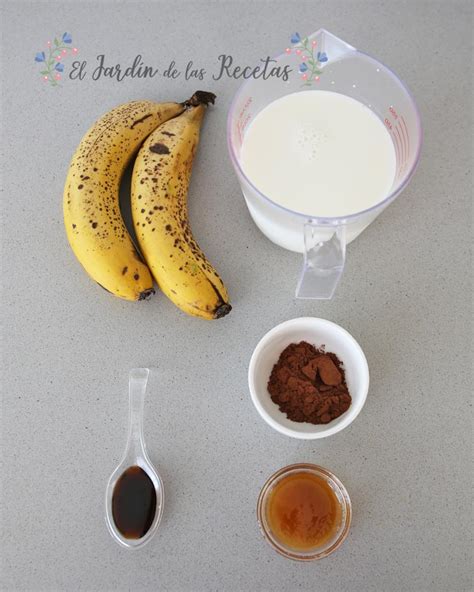 Infografía detallando los ingredientes del batido de acelga y kiwi con sus proporciones.