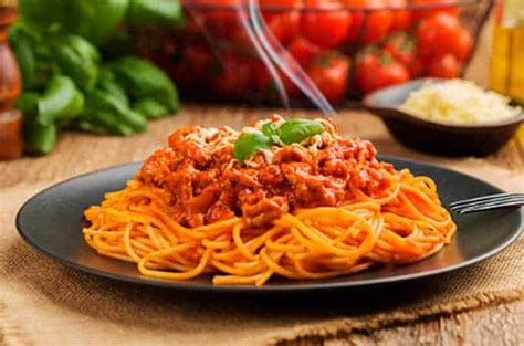Fideos con salsa rosada y camarones, listos para servir