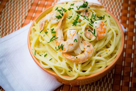 Linguini con camarones, limón y hierbas frescas