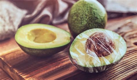 Fotografía mostrando cómo conservar una palta cortada con film transparente