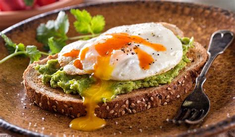 Imagen ilustrativa de tostadas con palta y huevo pochado