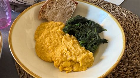 Plato de puré de garbanzos italiano con achicoria amarga y aceite de oliva