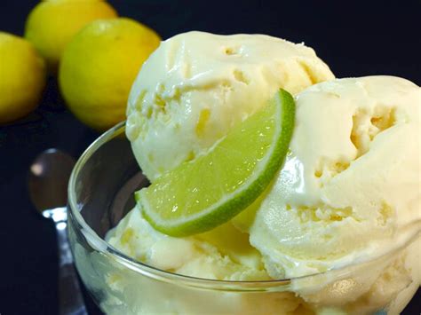 Foto de helado de limón casero servido en la cáscara de un limón vaciado, con una cuchara