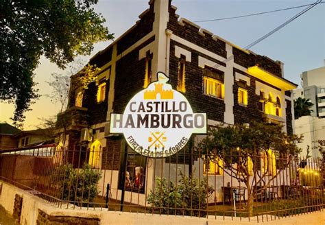Fotografía de la fachada del restaurante Castillo Hamburger en Ñuñoa con su característica estética medieval.