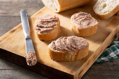 Mesa con ingredientes para paté de ternera: hígado, carne picada, cebolla, mantequilla, brandy, especias