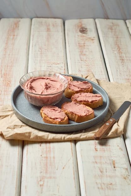Paté de ternera casero en tarros de cristal con capa de mantequilla