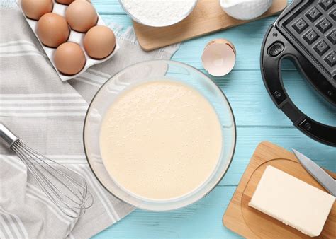 Proceso de mezcla de ingredientes para la masa de waffles