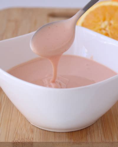 salsa rosa casera en un bol