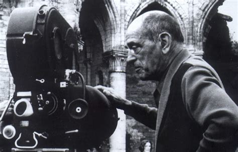 Luis Buñuel dirigiendo en un set de filmación en México