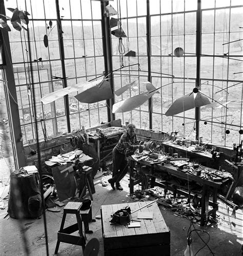 Alexander Calder trabajando en su estudio de Nueva York, invierno de 1936