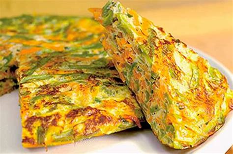 Tortilla de porotos verdes recién hecha, cortada en porciones