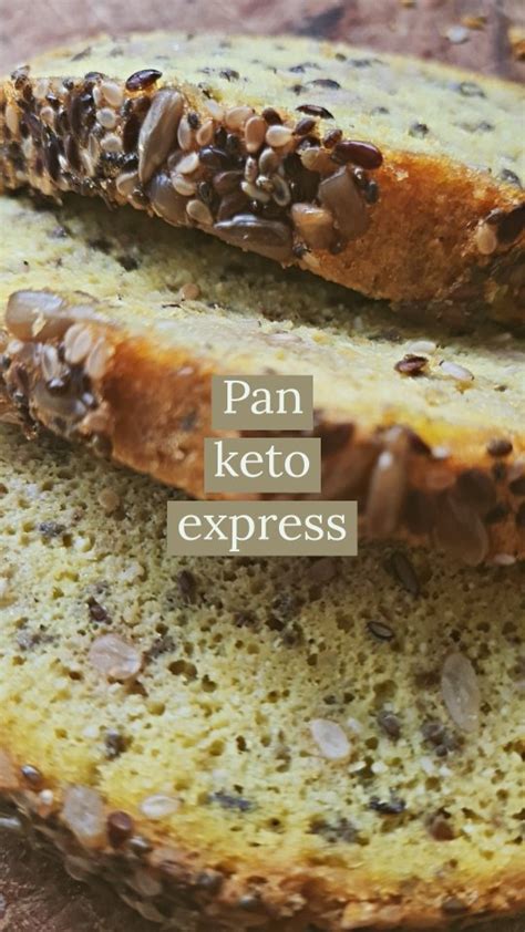 Imagen de un pan keto express cortado por la mitad y tostado, listo para rellenar o untar.