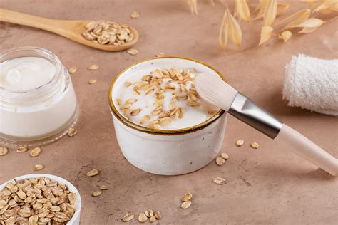 Mujer aplicando mascarilla de yogur y avena en su cabello