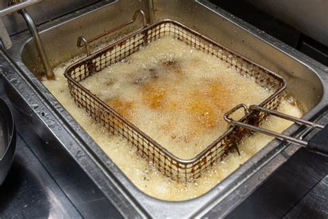 Proceso de fritura de filetes de pescado en aceite caliente, logrando un dorado perfecto.