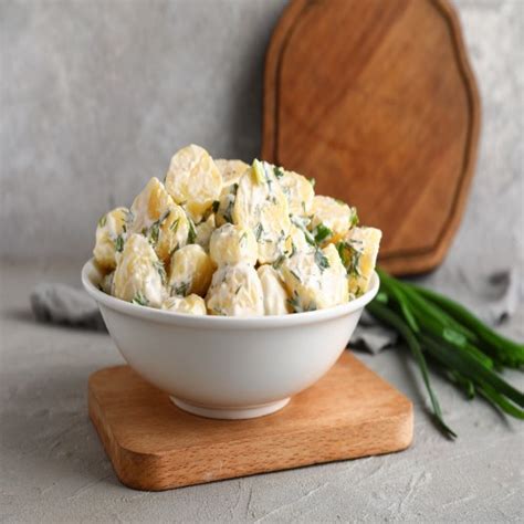 Ingredientes frescos para las papas mayo: papas cocidas, mayonesa, cebolla encurtida y cilantro.