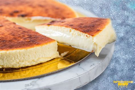 Fotografía gastronómica de una tarta de arroz recién horneada con una textura dorada y el queso fundido en la superficie.