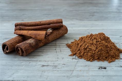 Especias de canela en rama y molida