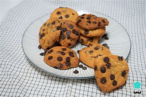 Galletas con chispas de chocolate en recipiente hermético