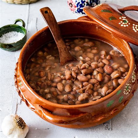 Comparación visual de frijoles de olla saludables vs. frijoles refritos