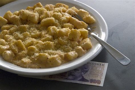 Plato de ñoquis del 29 con una moneda debajo