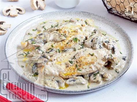 Plato de pollo en salsa cremosa de champiñones y cebolla