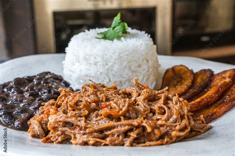 Plato de Pabellón Criollo con carne mechada