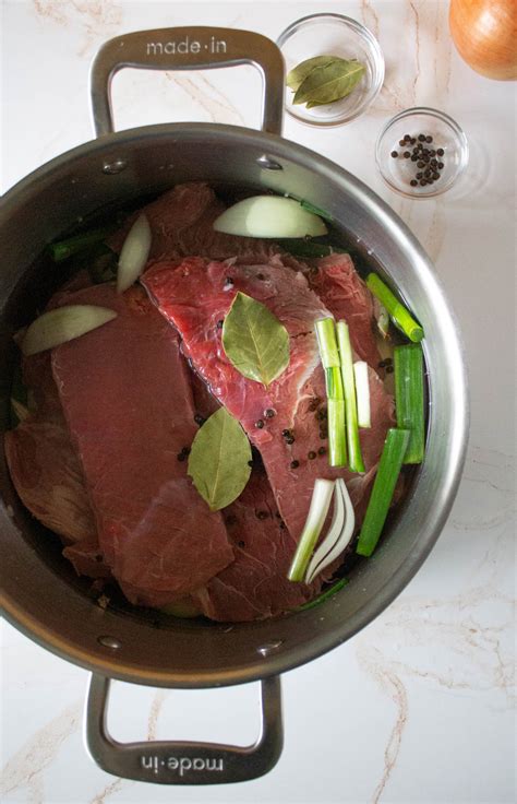 Olla a presión cocinando carne mechada