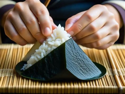 Persona moldeando onigiri triangular con las manos y un molde
