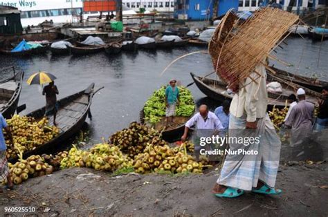 Vendedor de cebollas en el mercado de Sadarghat, Dhaka, Bangladesh