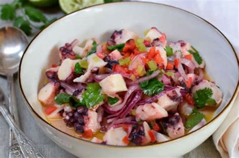 Ceviche de pulpo fresco en un plato, listo para servir