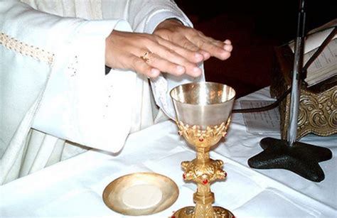 Representación del momento de la ofrenda del pan y el vino en la Misa, con un sacerdote y fieles
