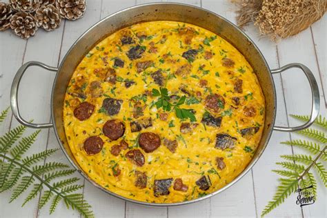 Primer plano de la costra crujiente de arroz en la cazuela